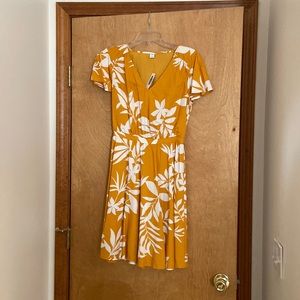 Cute mustard yellow spring/summer dress, never worn with tags, size small.